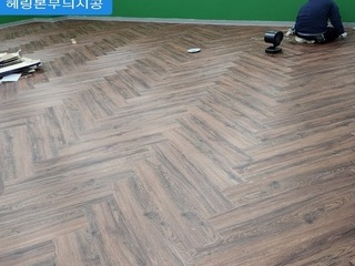 청담스튜디오현장 헤링본무늬시공 트랜디우드타일TW5120
